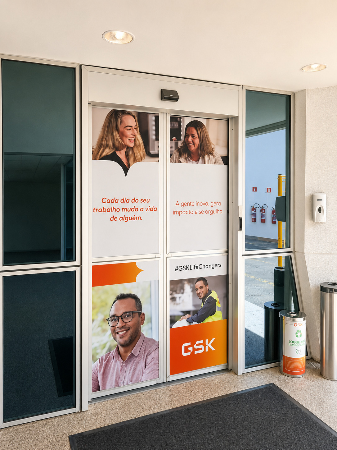 Fachada de entrada adesivada com a identidade visual da GSK