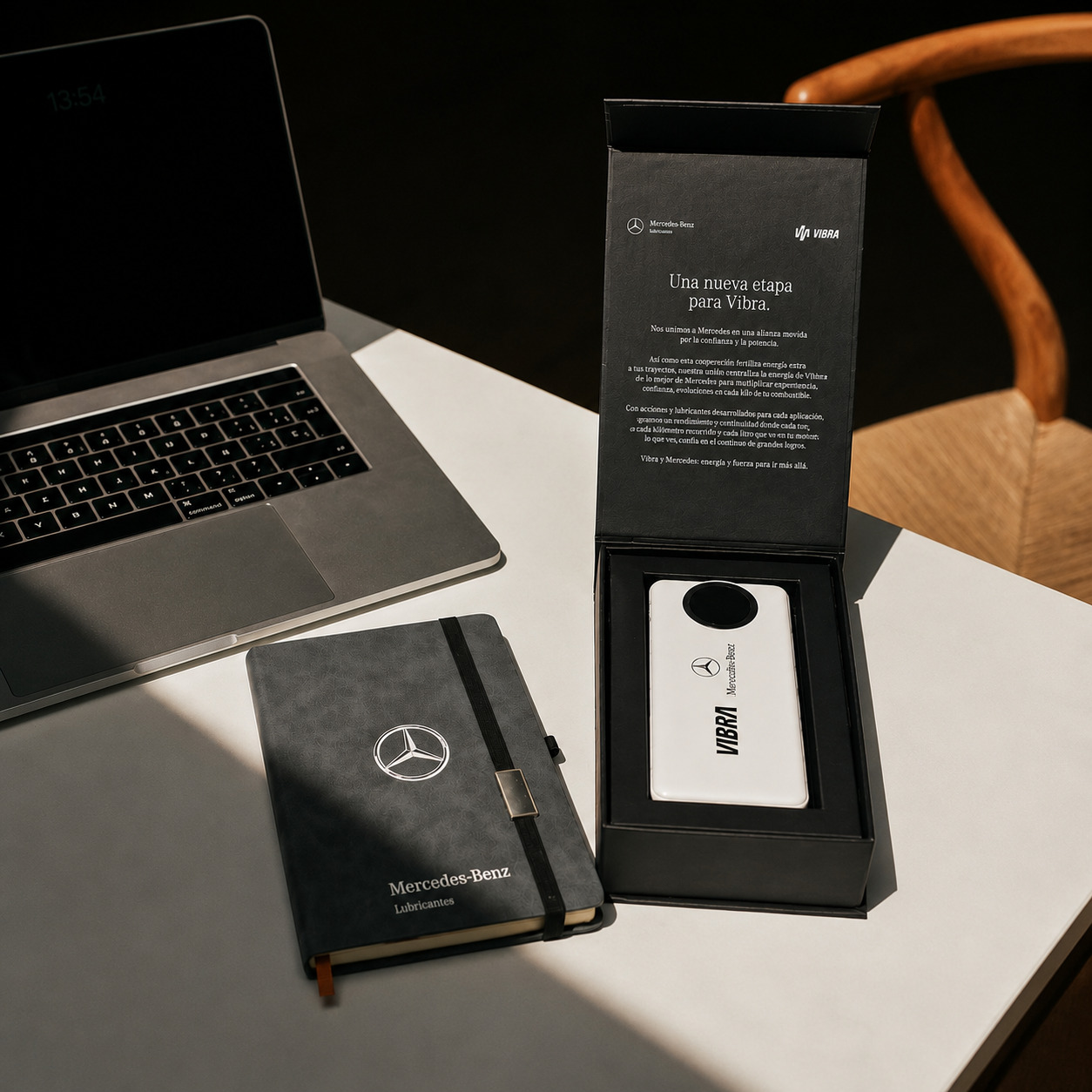 Kit corporativo de luxo com caderno e carregador portátil personalizados das marcas Vibra e Mercedes-Benz