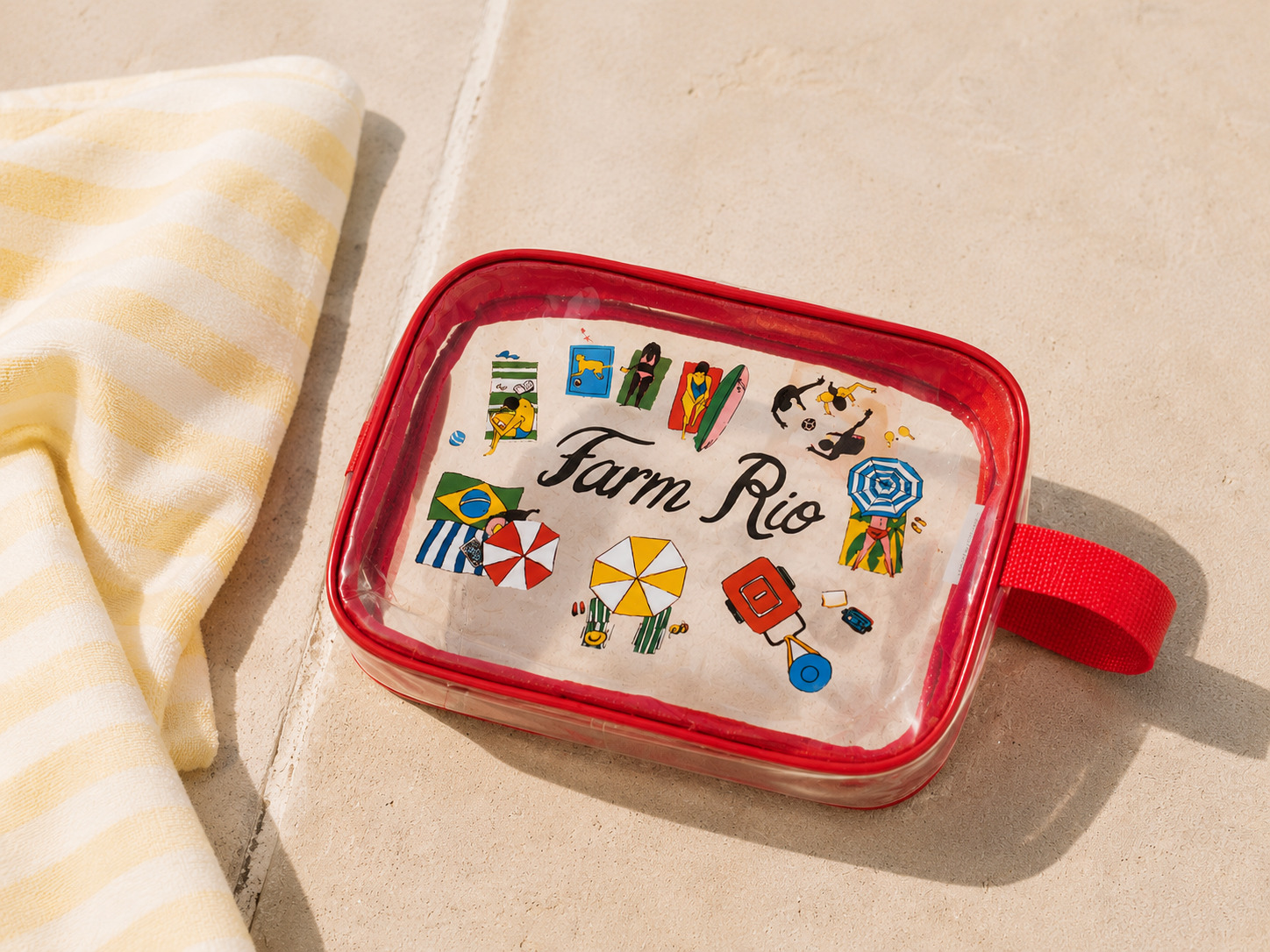 Nécessaire retangular transparente com debrum e alça vermelha, estampada com ilustrações de temática de praia e o logotipo Farm Rio