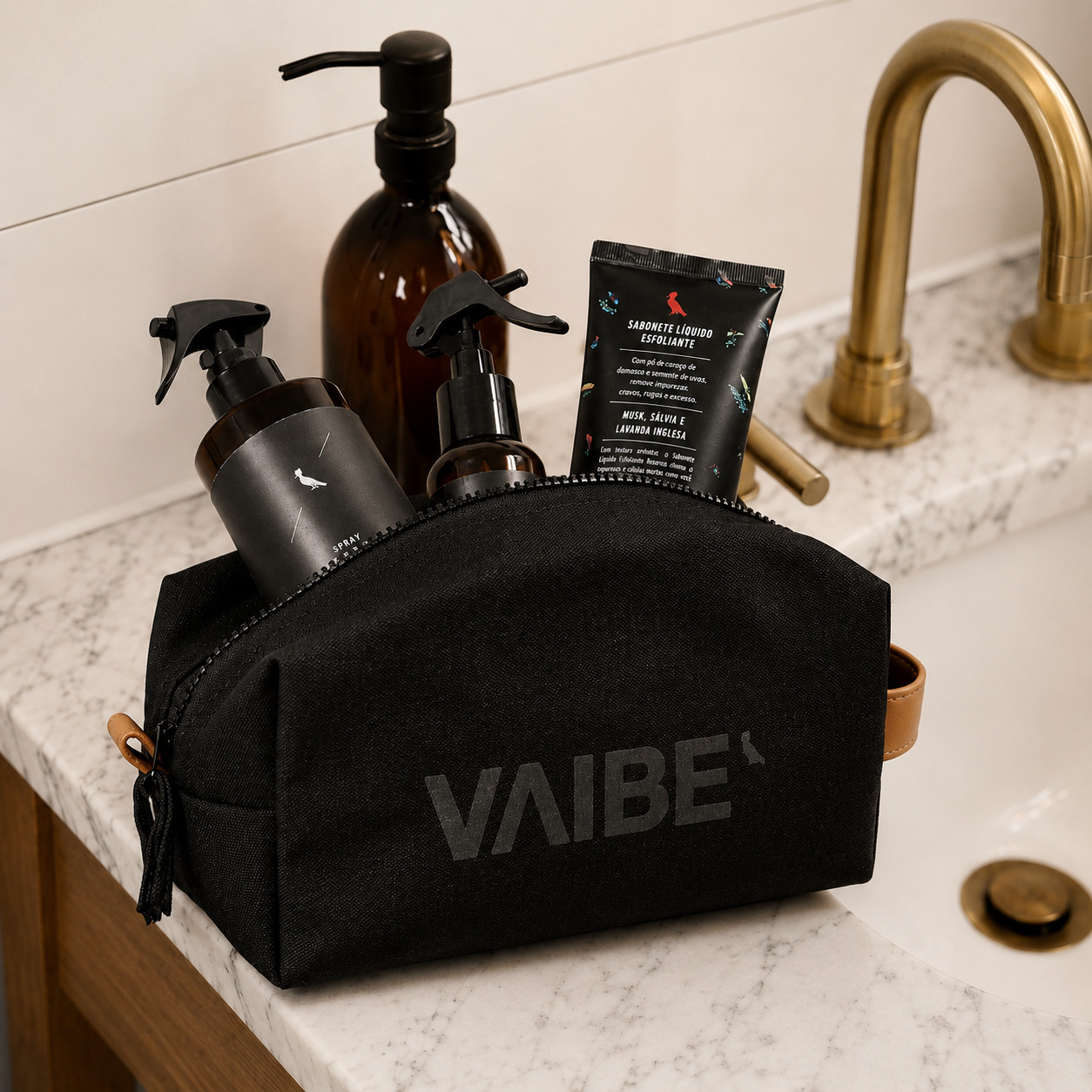 Nécessaire preta personalizada com a marca VAIBE em um cenário de banheiro com cosméticos.