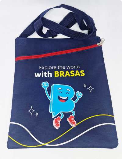 Bolsa transversal azul com alça de ombro e bolso frontal com zíper vermelho, estampada com a frase 'Explore the world with BRASAS', um mascote azul animado e linhas decorativas.