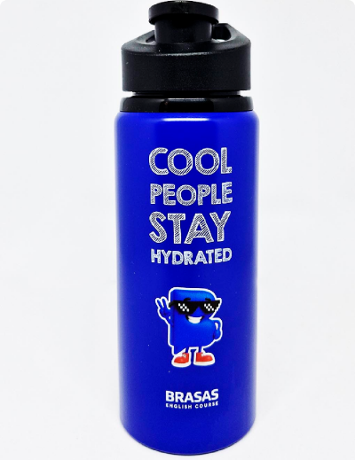 Garrafa térmica azul com tampa preta, estampada com a frase 'Cool people stay hydrated', o mascote de óculos escuros e o logotipo da marca 'BRASAS English Course'.