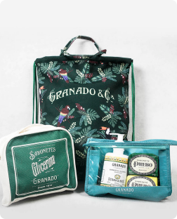 Kit promocional da Granado com necessaires e produtos personalizados
