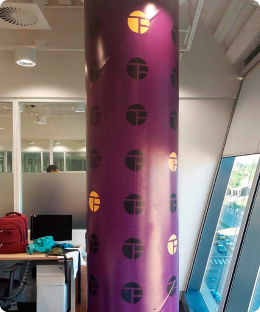 Adesivação de coluna em ambiente corporativo da Lumis