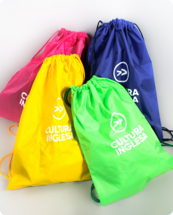 Sacochilas coloridas personalizadas da Cultura Inglesa