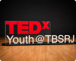 Block letters do evento TEDx Youth