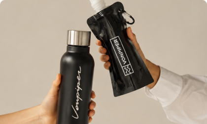 Duas mãos segurando brindes personalizados da marca 