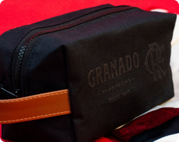Necessaire personalizada da Granado em lona preta com detalhe em couro