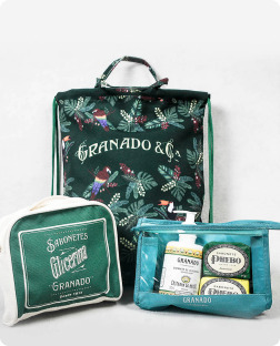 Kit promocional da Granado com necessaires e produtos personalizados