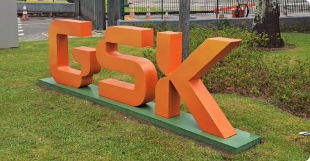 Block letter GSK instalado em área externa para colaboradores