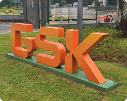 Letreiro em block letter da GSK em área externa