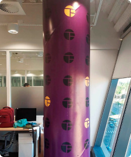 Adesivação de coluna em ambiente corporativo da Lumis
