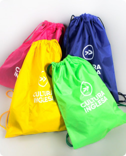 Sacochilas coloridas personalizadas da Cultura Inglesa